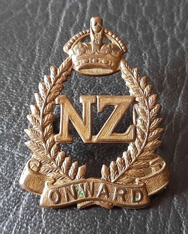 WW1: (ANZAC) New Zealand Military Forces Brass Cap Badge (Lugs Intact).