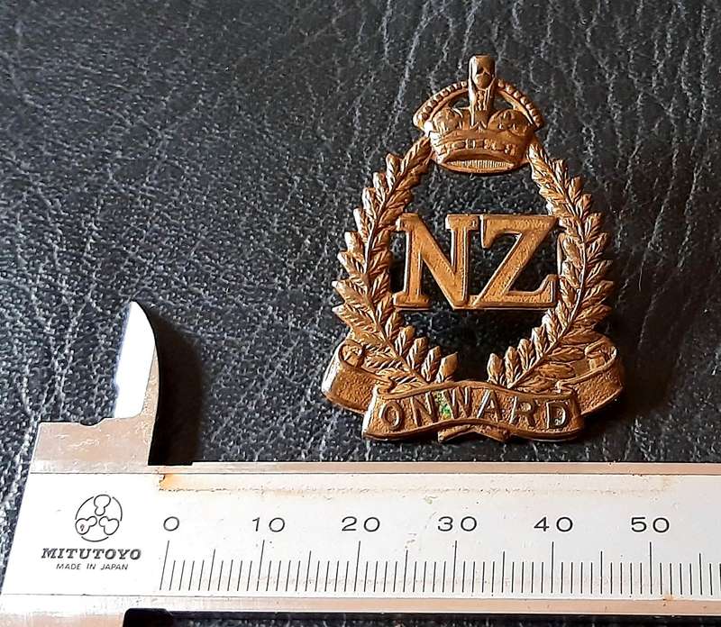 WW1: (ANZAC) New Zealand Military Forces Brass Cap Badge (Lugs Intact).