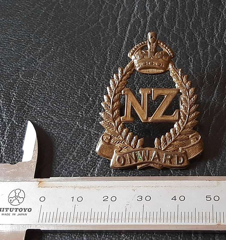WW1: (ANZAC) New Zealand Military Forces Brass Cap Badge (Lugs Intact).
