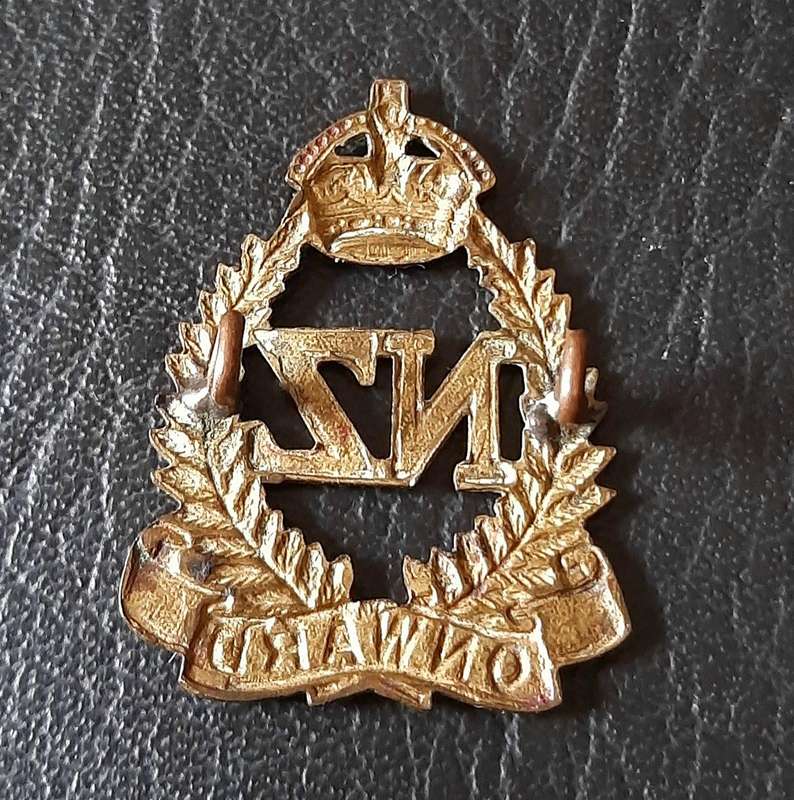 WW1: (ANZAC) New Zealand Military Forces Brass Cap Badge (Lugs Intact).