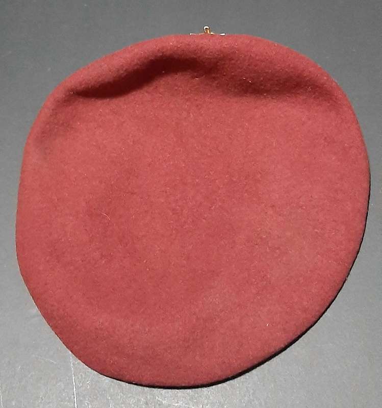 SA Military: SAMS 2000s Maroon Service Beret w/ Badge & Lining (56)