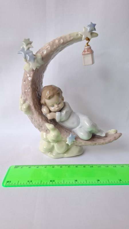 Beautiful Lladro Porcelain Figurine "Heavenly Slumber" - Excellent Condition
