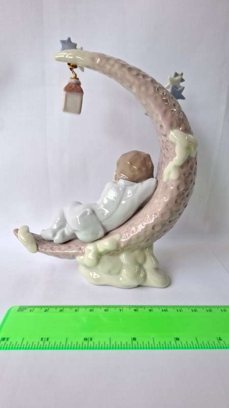 Beautiful Lladro Porcelain Figurine "Heavenly Slumber" - Excellent Condition