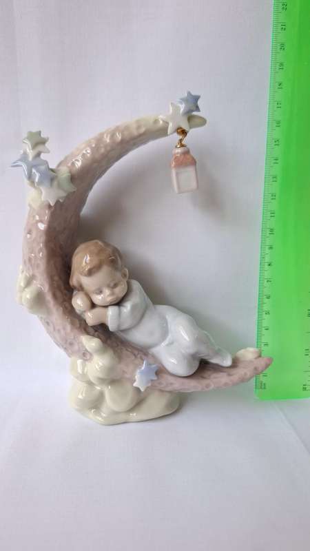 Beautiful Lladro Porcelain Figurine "Heavenly Slumber" - Excellent Condition