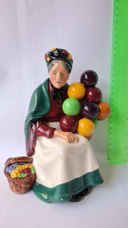 Beautiful Vintage Royal Doulton "The Old Balloon Seller" Figurine  - Excellent Condition