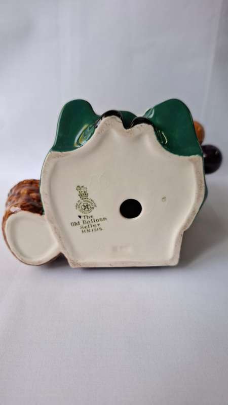 Beautiful Vintage Royal Doulton "The Old Balloon Seller" Figurine  - Excellent Condition