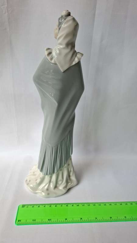 Beautiful Vintage NOA by Lladro "The Sophisticate" Figurine - Excellent Condition