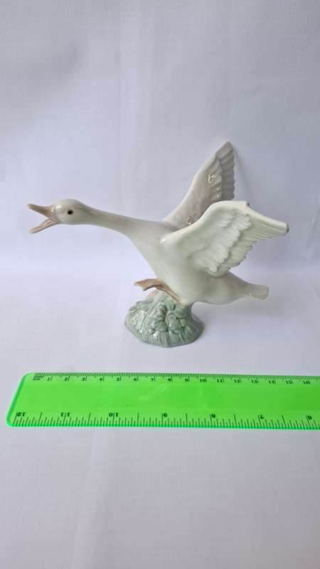 Beautiful Lladro Porcelain Figurine "Taking Flight Goose" - Excellent Condition
