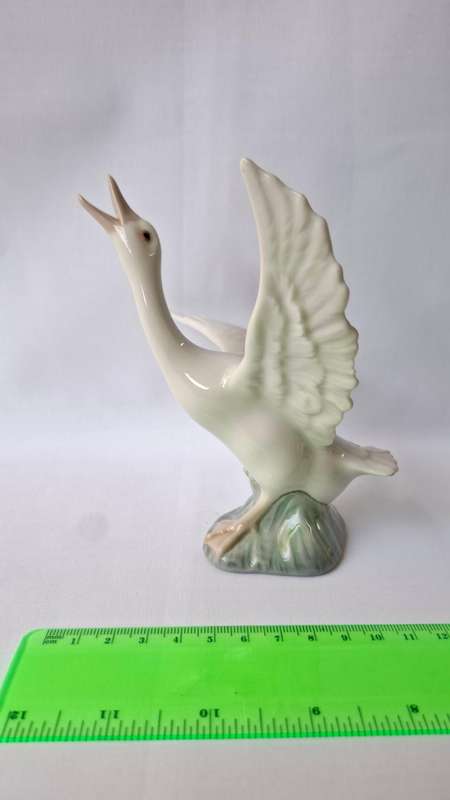 Beautiful Lladro Porcelain Figurine "Jumping Duck" - Excellent Condition