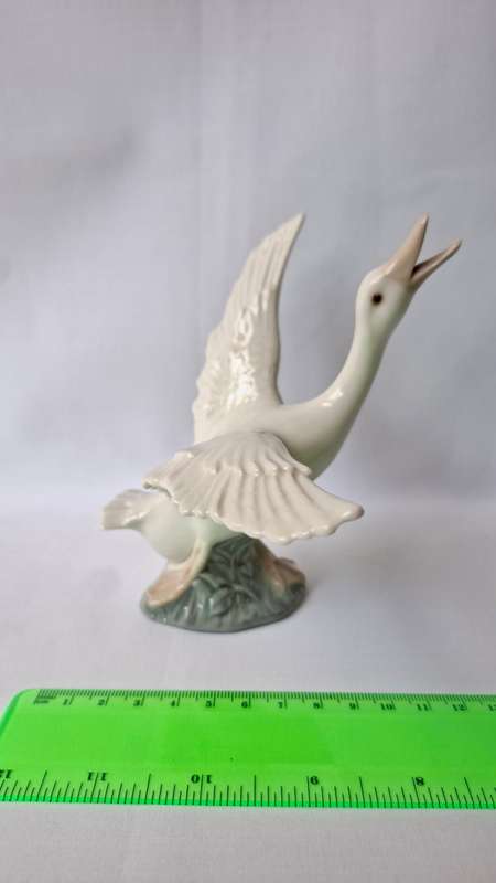 Beautiful Lladro Porcelain Figurine "Jumping Duck" - Excellent Condition