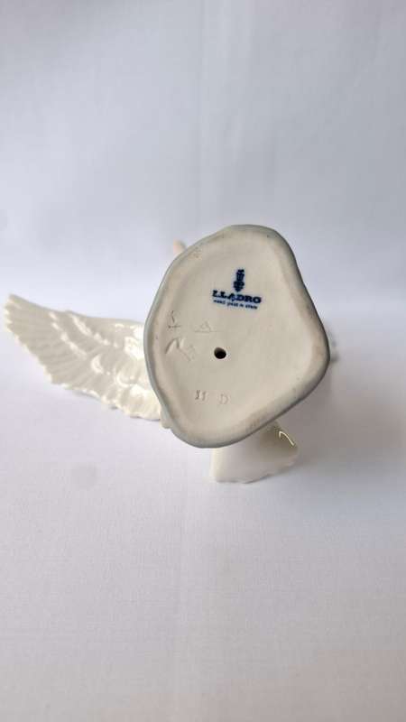 Beautiful Lladro Porcelain Figurine "Jumping Duck" - Excellent Condition