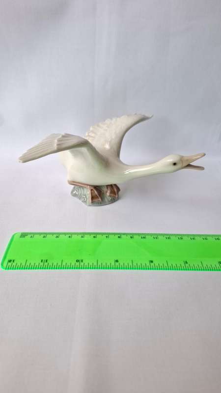 Beautiful Lladro Porcelain Figurine "Duck Flying" - Excellent Condition