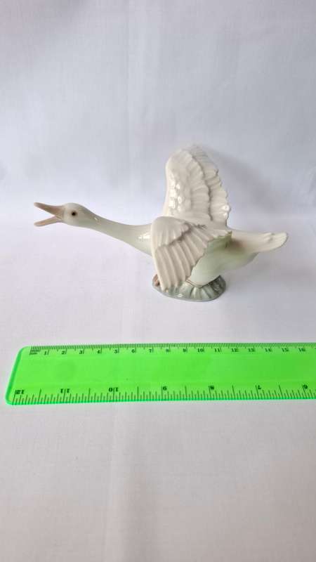 Beautiful Lladro Porcelain Figurine "Duck Flying" - Excellent Condition