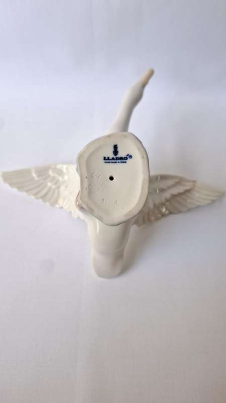 Beautiful Lladro Porcelain Figurine "Duck Flying" - Excellent Condition