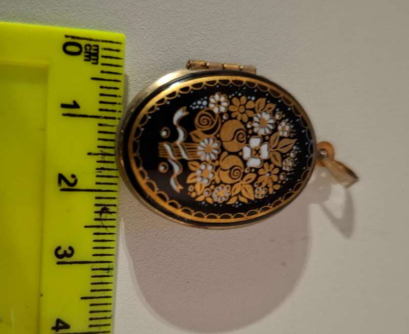 Stunning Vintage Michaela Frey  Photo Locket in Good Condition