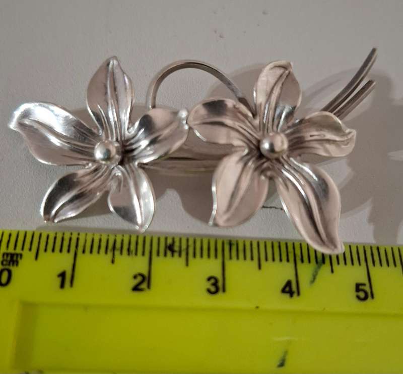 Stunning Siver Flower Brooch in Excellent Condition Clearly Marked 6.4 Grams