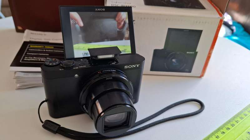 Sony Cyper-shot DSC-WX500 Digital Camera in Good Condition See my Description