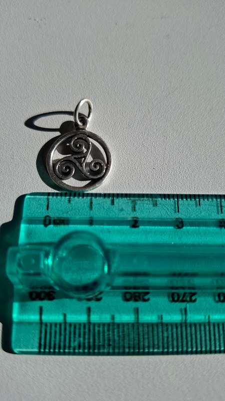 Triskele 925 Silver Pendant in Excellent Condition (1.4 grams)