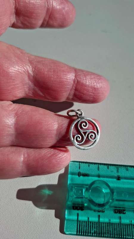 Triskele 925 Silver Pendant in Excellent Condition (1.4 grams)
