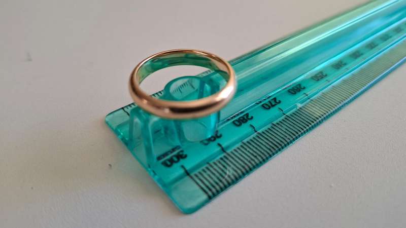 Beautiful Hand Made 9ct Gold Wedding Ring In Excellent Condition  4.3 grams