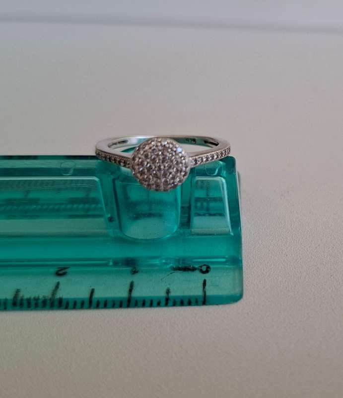 925 Silver Designers Ring with Cubic Zirconia Stones in Excellent Condition (1.9 grams)