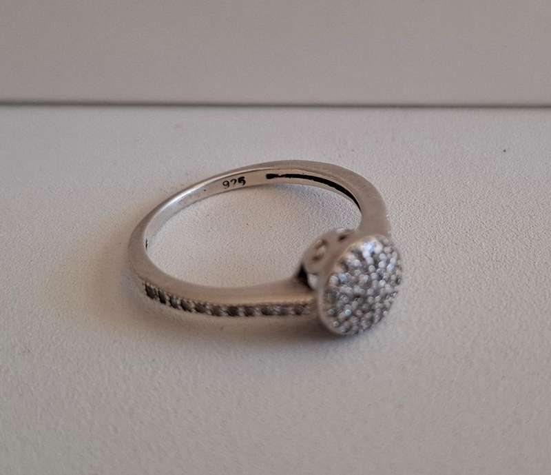 925 Silver Designers Ring with Cubic Zirconia Stones in Excellent Condition (1.9 grams)