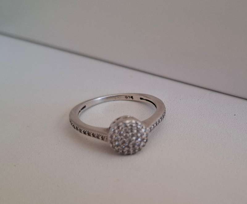 925 Silver Designers Ring with Cubic Zirconia Stones in Excellent Condition (1.9 grams)