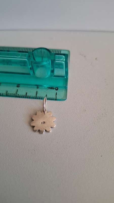 Silver 925 Daisy Pendant in Good Condition (0.7 grams)