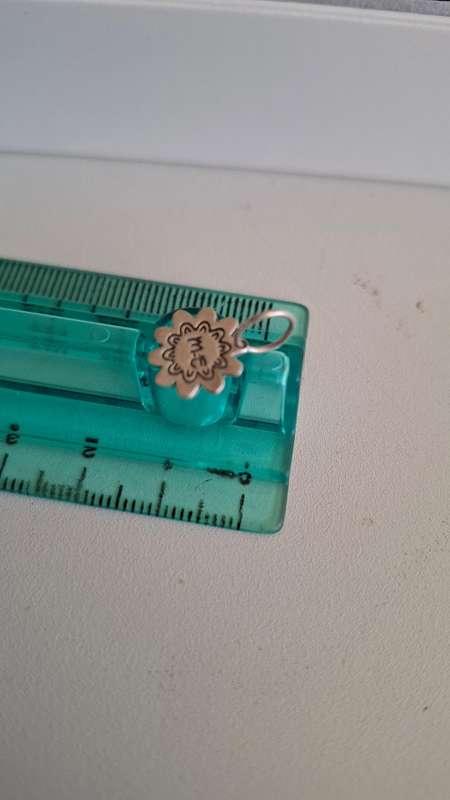 Silver 925 Daisy Pendant in Good Condition (0.7 grams)