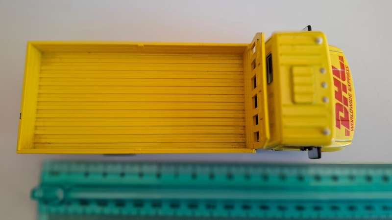 Stunning DHL Worldwide Express Delivery Diecast Truck made in China 15.5cm (L)