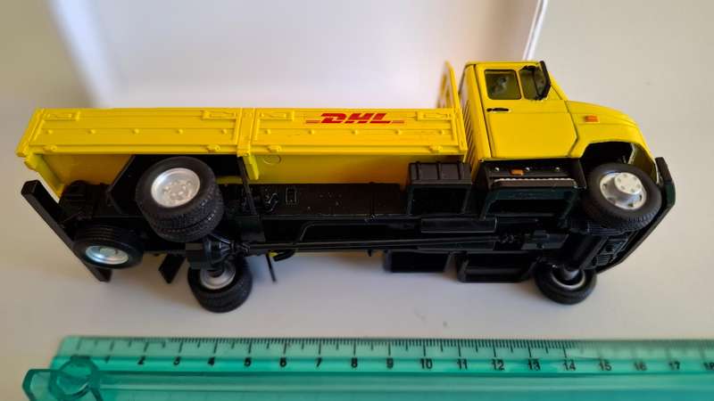 Stunning DHL Worldwide Express Delivery Diecast Truck made in China 15.5cm (L)