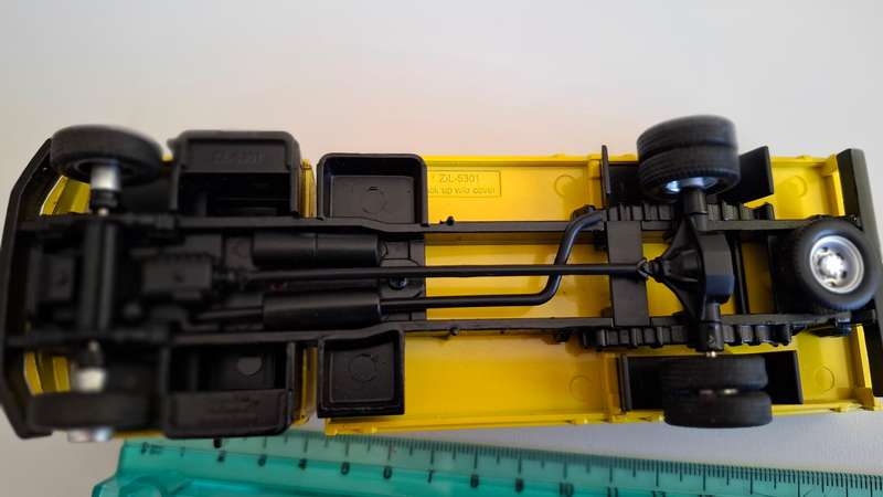 Stunning DHL Worldwide Express Delivery Diecast Truck made in China 15.5cm (L)