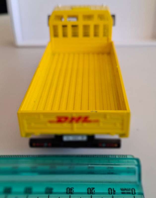 Stunning DHL Worldwide Express Delivery Diecast Truck made in China 15.5cm (L)