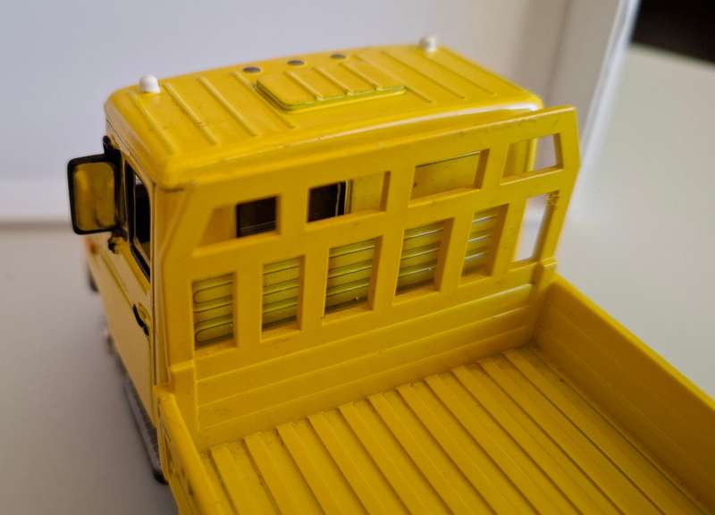 Stunning DHL Worldwide Express Delivery Diecast Truck made in China 15.5cm (L)