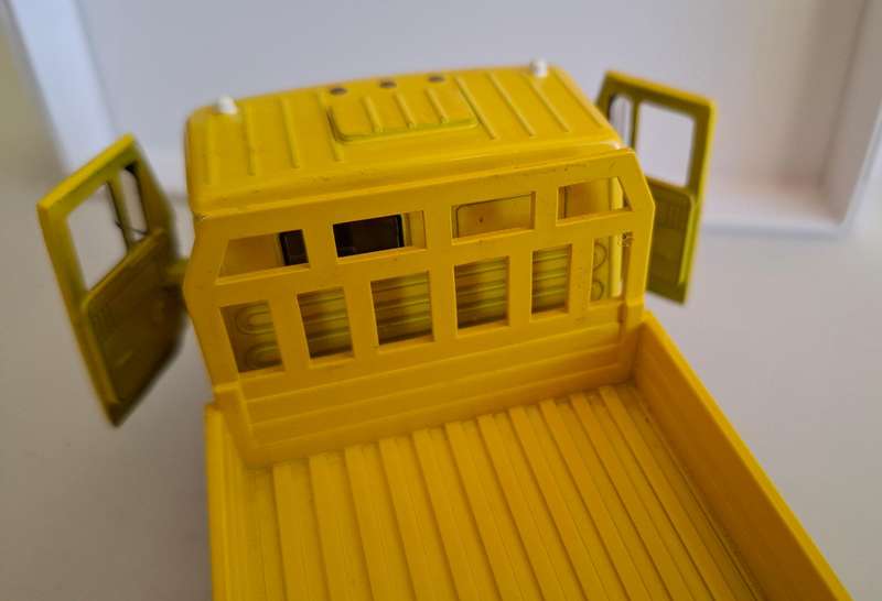 Stunning DHL Worldwide Express Delivery Diecast Truck made in China 15.5cm (L)