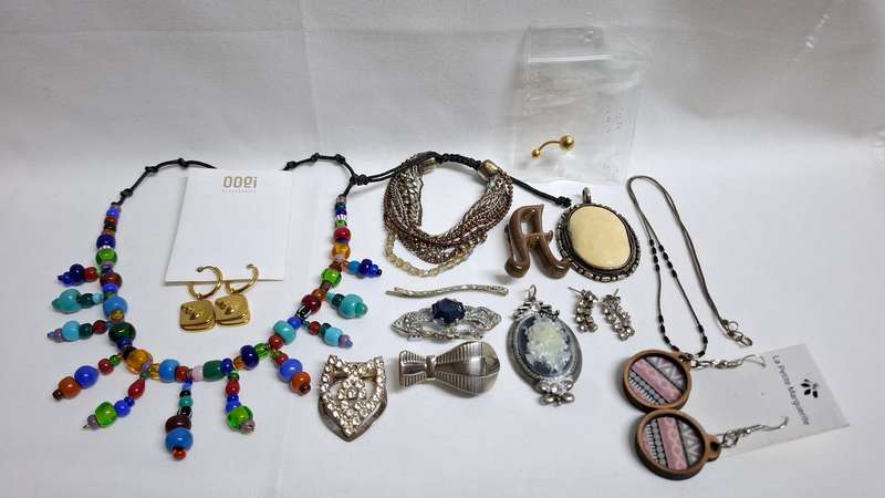 Stunning Collection of Vintage Costume Jewellery - Excellent Condition