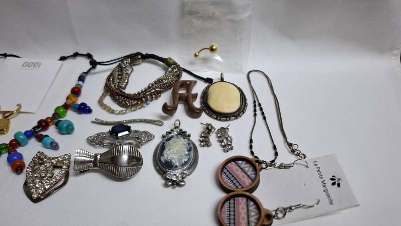 Stunning Collection of Vintage Costume Jewellery - Excellent Condition
