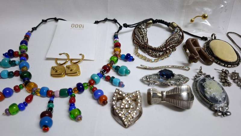 Stunning Collection of Vintage Costume Jewellery - Excellent Condition