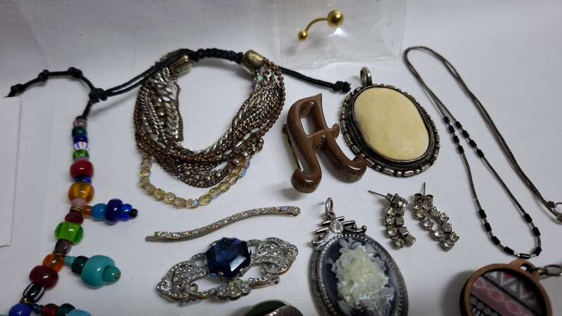 Stunning Collection of Vintage Costume Jewellery - Excellent Condition