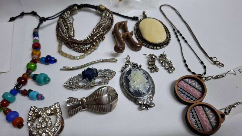 Stunning Collection of Vintage Costume Jewellery - Excellent Condition