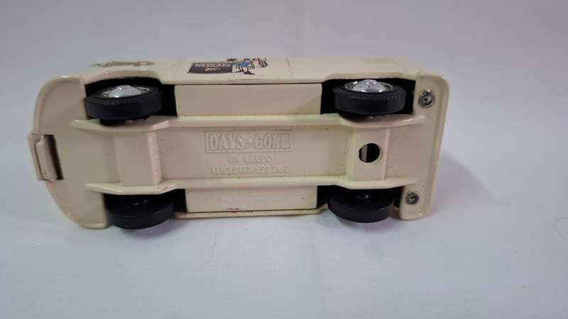 Days Gone Diecast Volkwagen Transporter Van Nescafe No.26
