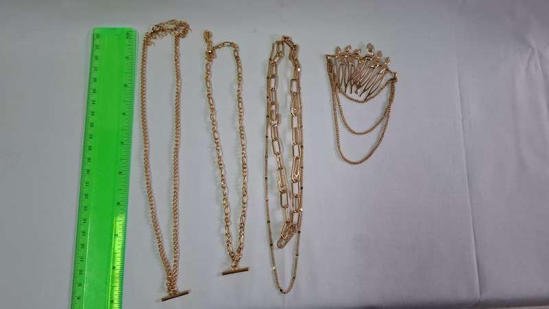 Beautiful Set of Four Vintage Style Gold Plated Jewelery Pieces - Excellent Condition