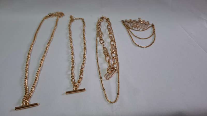 Beautiful Set of Four Vintage Style Gold Plated Jewelery Pieces - Excellent Condition
