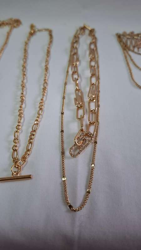 Beautiful Set of Four Vintage Style Gold Plated Jewelery Pieces - Excellent Condition