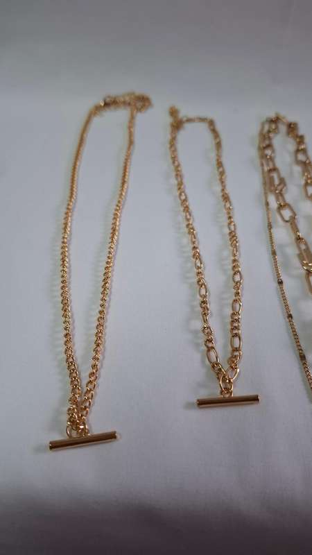 Beautiful Set of Four Vintage Style Gold Plated Jewelery Pieces - Excellent Condition