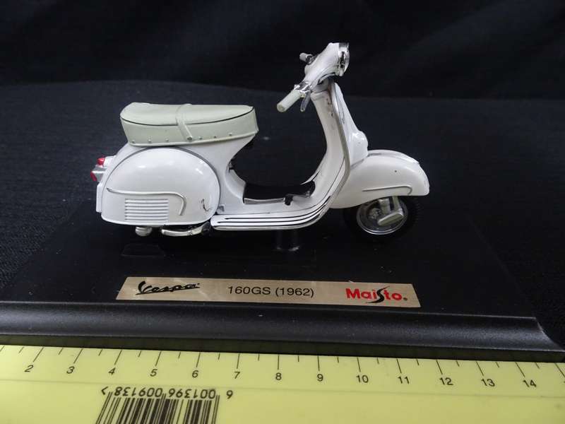 Vespa Scooter 160GS (1962) Maisto - Scale: 1:18 - Made In China