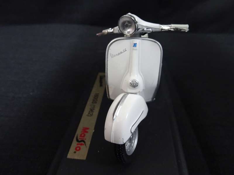Vespa Scooter 160GS (1962) Maisto - Scale: 1:18 - Made In China