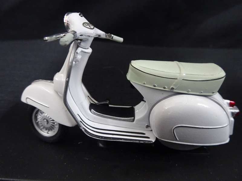 Vespa Scooter 160GS (1962) Maisto - Scale: 1:18 - Made In China