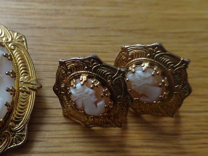 Lovely Vintage Costume Florenza Cameo Brooch And Screw Back Earrings - In Good Condition