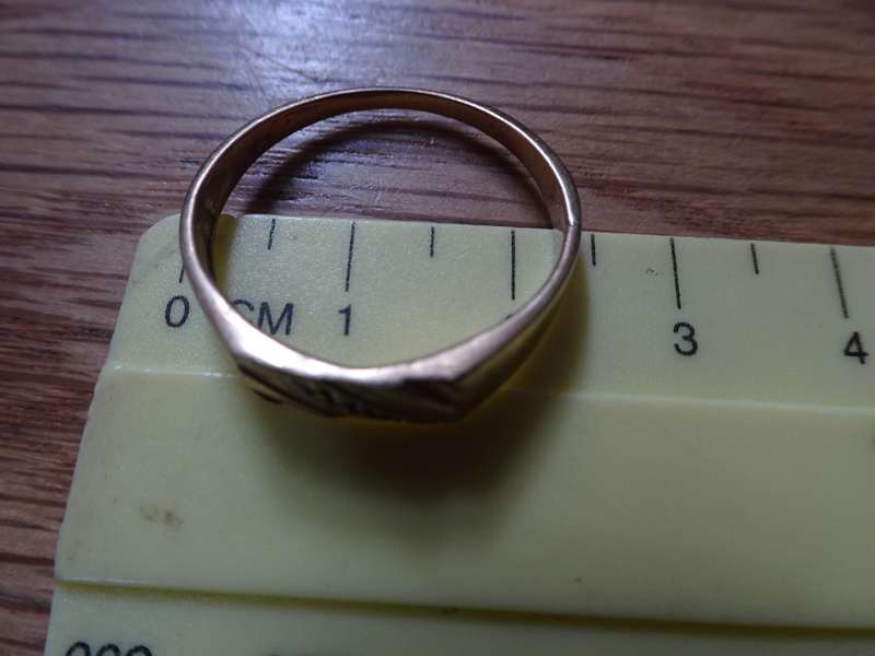 Beautiful 9ct Gold Men's Wedding Ring - Clearly Marked 9ct - 2.8 Grams - Size 20